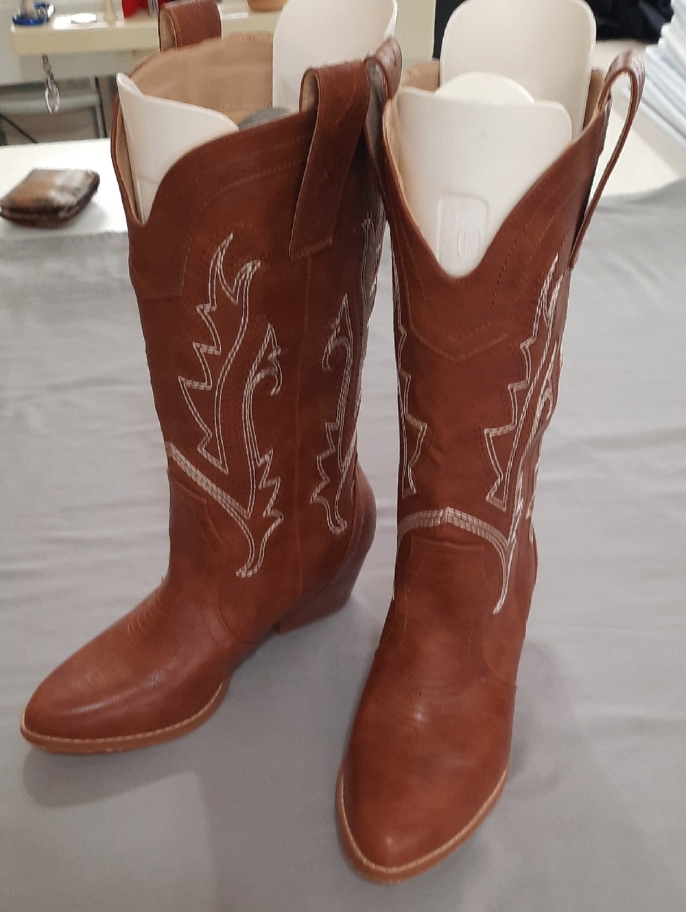 Women’s Brown Western Cowboy Boots with Decorative Stitching - Size 7.5